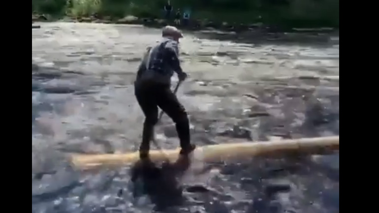 Ηλικιωμένος κάνει sup με κορμό δέντρου