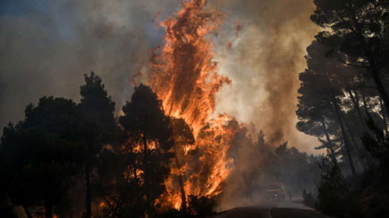 Εκτός ελέγχου η φωτιά στον Έβρο – Απειλείται το δάσος της Δαδιάς