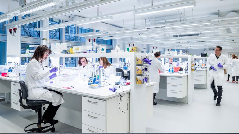 Έρευνα της FDA για τον άνδρα που ασθένησε έπειτα από δοκιμές του εμβολίου της AstraZeneca