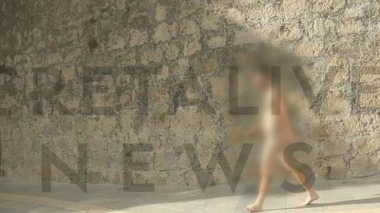 Ολόγυμνος νεαρός άνδρας έκανε τη βόλτα του στο κέντρο του Ηρακλείου