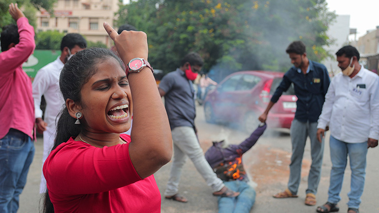 Ινδία: Δεύτερη γυναίκα από την κάστα «ντάλιτ» πέθανε αφού έπεσε θύμα ομαδικού βιασμού Ινδία: Δεύτερη γυναίκα από την κάστα «ντάλιτ» πέθανε αφού έπεσε θύμα ομαδικού βιασμού