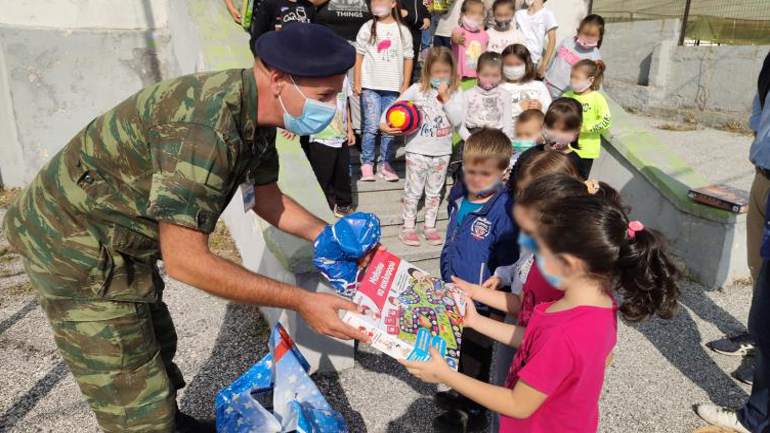 Ο στρατός έκανε δώρα στα παιδιά των μειονοτικών σχολείων της Θράκης Ο στρατός έκανε δώρα στα παιδιά των μειονοτικών σχολείων της Θράκης