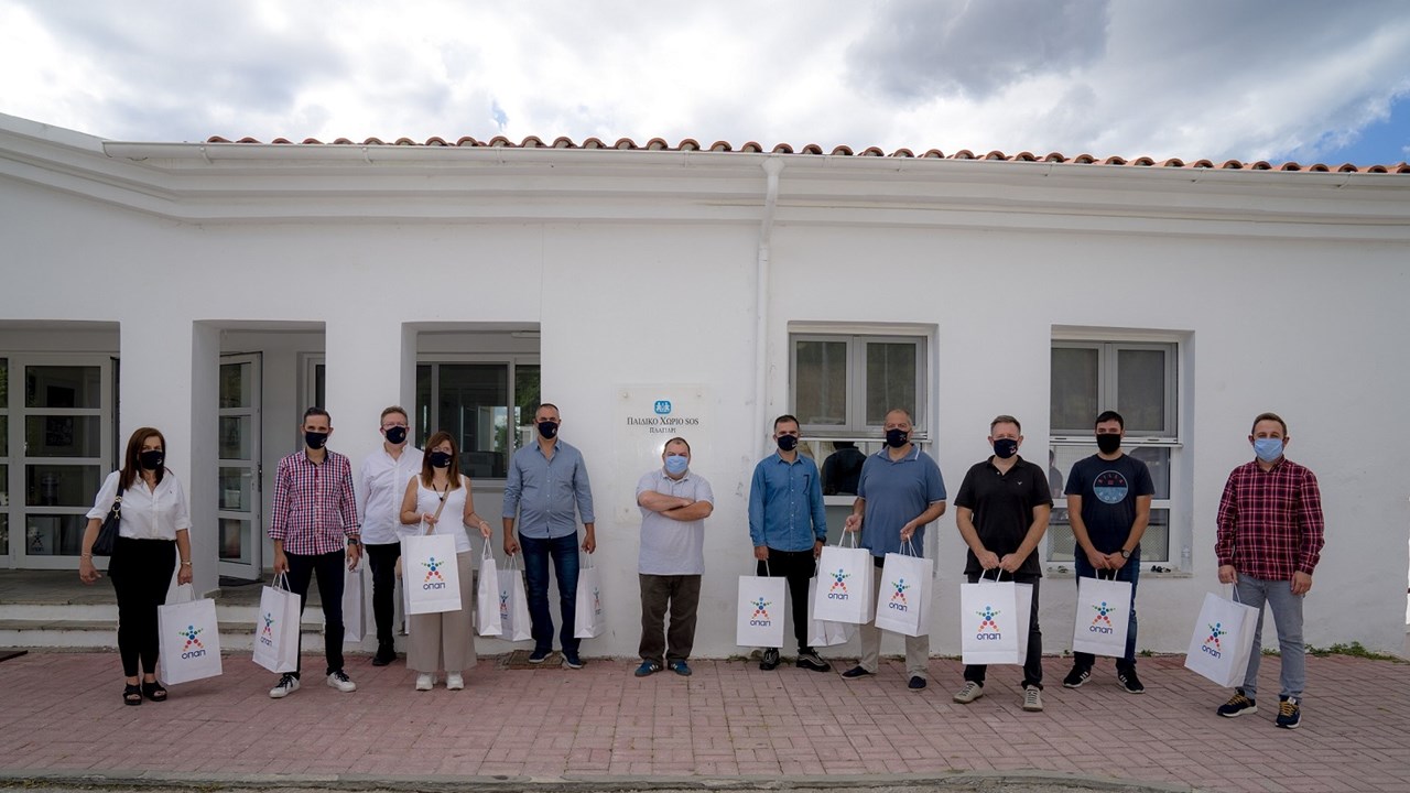 Ξένια Λιόκα, Γιώργος Μητρούσης, Νίκος Γιαννακοβίτης, Χρυσούλα Σιαμαντά, Κωνσταντίνος Ντενίκαρος, Λεωνίδας Δεδέογλου, Αναστάσιος Απιδόπουλος, Ηλίας Μιχαηλίδης, συνεργάτες καταστημάτων ΟΠΑΠ και PLAY, μαζί με τον Άκη Δρεπανίδη, Διευθυντή Παιδικού Χωριού SOS Πλαγιαρίου, και εκπροσώπους του φορέα 