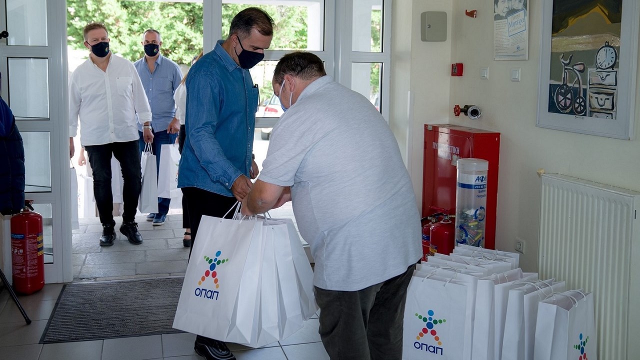 Λεωνίδας Δεδέογλου, συνεργάτης καταστήματος ΟΠΑΠ, Άκης Δρεπανίδης, Διευθυντής Παιδικού Χωριού SOS Πλαγιαρίου