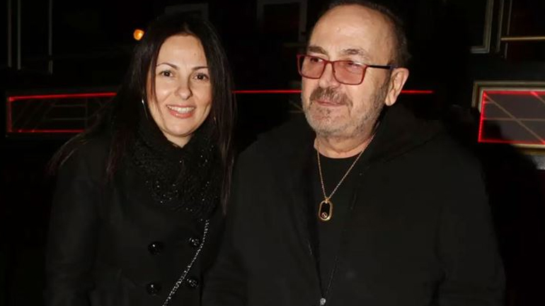 Ο Σταμάτης Γονίδης μας δείχνει για πρώτη φορά τη φουσκωμένη κοιλίτσα της εγκυμονούσας συζύγου του