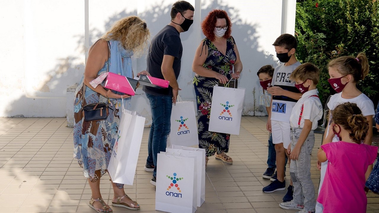 Παιδιά του Παιδικού Χωριού SOS Πλαγιαρίου παραλαμβάνουν τα δώρα τους