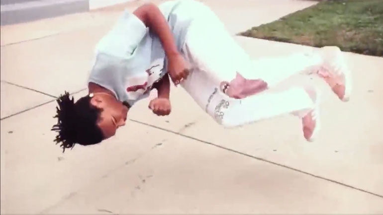 Ο αθλητής ξέρει πώς να πέφτει