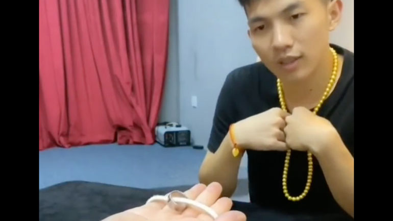 Mαγικό με ένα δαχτυλίδι