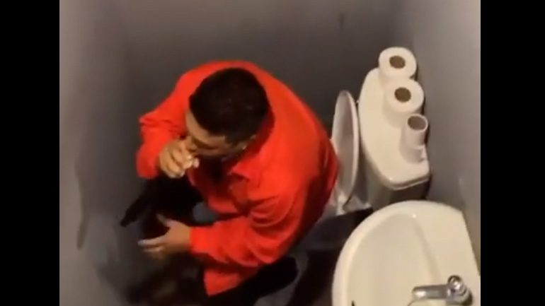 Ένας DJ στην τουαλέτα