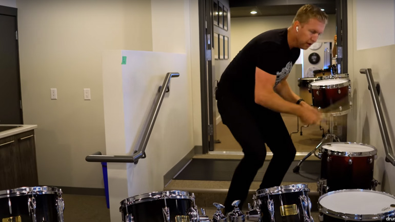 To “In The Air Tonight” σε 99 ντραμς