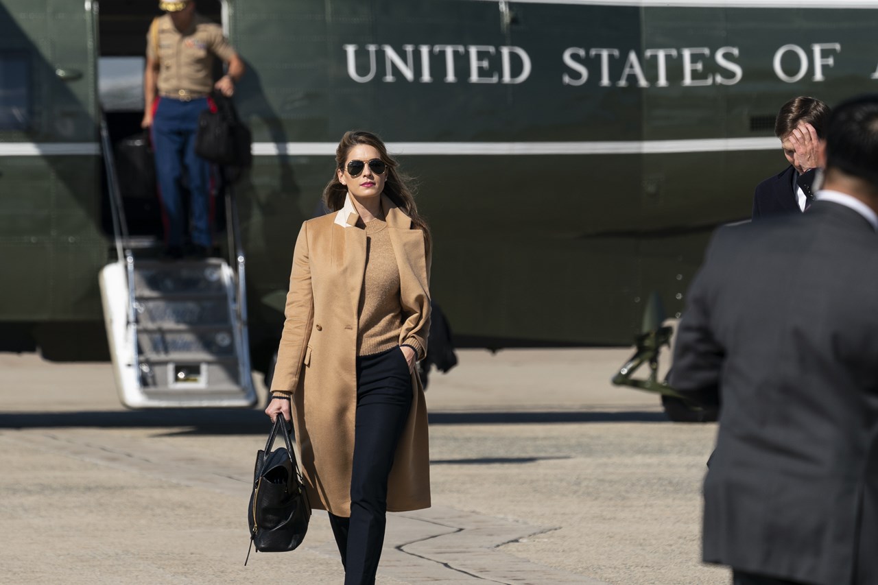 Η σύμβουλος του προέδρου Hope Hicks περπατά από τη Marine One για να συνοδεύσει τον Ντόναλντ Τραμπ στο Air Force One που αναχωρεί την Τετάρτη, 30 Σεπτεμβρίου 2020.