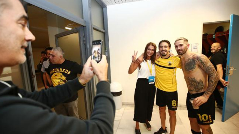 «Πάρτι» πρόκρισης στα αποδυτήρια της ΑΕΚ