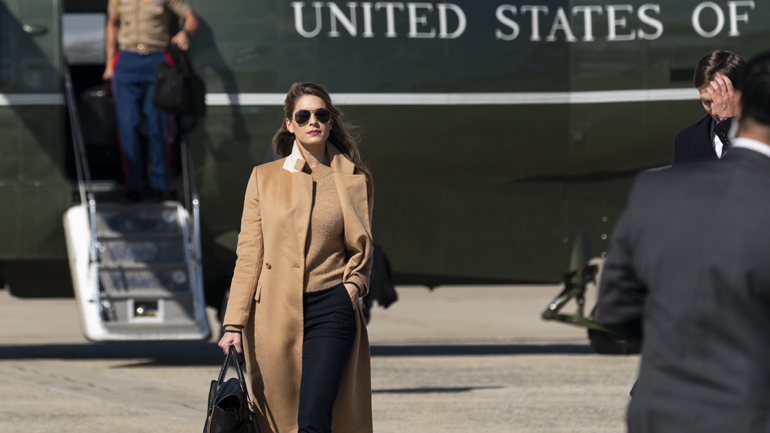 Η «ύποπτη» του Λευκού Οίκου που πιθανολογείται ότι κόλλησε κορωνοϊό τον Τραμπ