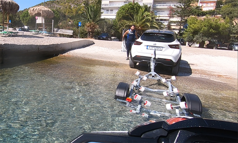 Η ανέλκυση του Jet Ski στο τρέιλερ είναι εύκολη υπόθεση. Όταν το βγάζεις και απομακρύνεσαι από την γλίστρα βοηθά αρκετά και το αυτόματο κιβώτιο…