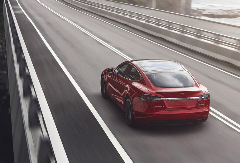 To Tesla Model S. Το συγκεκριμένο στην κορυφαία του έκδοση έχει αυτονομία 610 χλμ, 0-100 σε 2,5 δευτερόλεπτα κα χώρο αποσκευών στα 804 λίτρα!