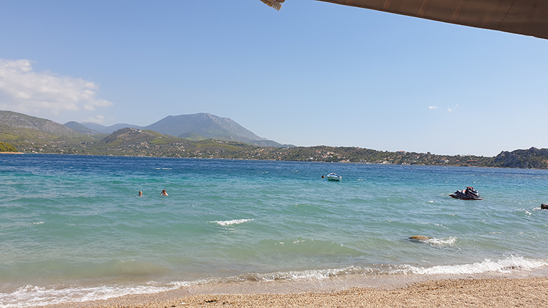 Στην περιοχή της λίμνης Βουλιαγμένης μπορείς να "δέσεις" και να χαλαρώσεις στην παραλία. Να σημειώσουμε πως υπάρχει καφετέρια και ταβέρνα