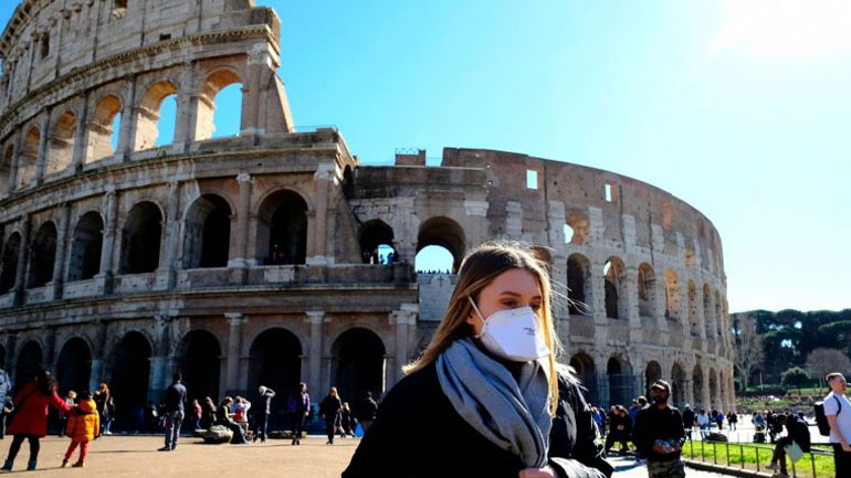 Υποχρεωτική η χρήση μάσκας σε όλους τους ανοιχτούς χώρους από αύριο στη Ρώμη
