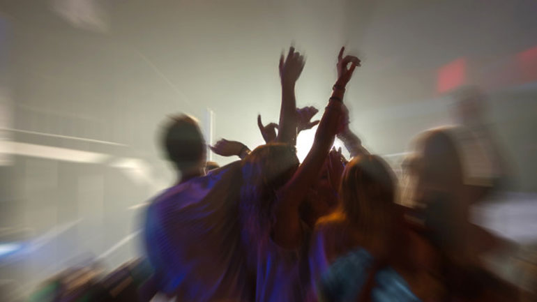 Διοργάνωσε πάρτι αρραβώνα παρά τον κορωνοϊό και τώρα θα πληρώσει 4.350 ευρώ