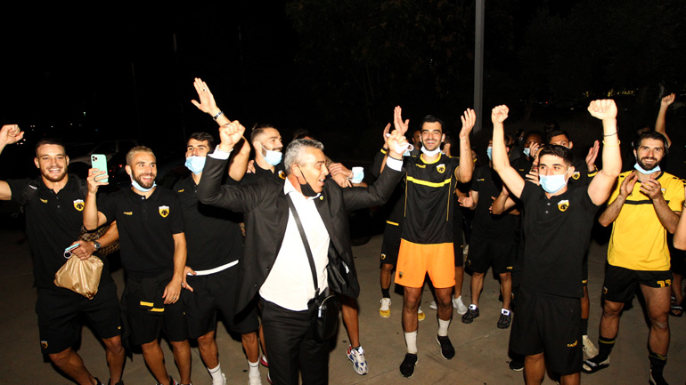 Αποθέωση για την ΑΕΚ έξω από το ΟΑΚΑ