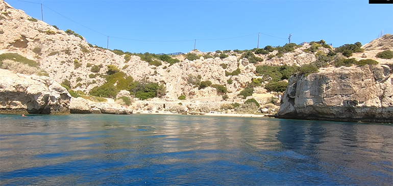 Η παραλία που βρίσκεται στον αρχαιολογικό χώρο Ηραίου Περαχώρας. Απλά μαγεία...