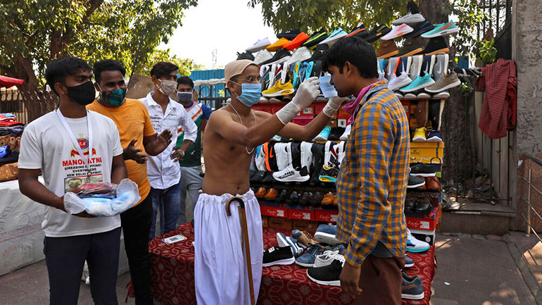 Ινδία: Ξεπέρασαν τις 100.000 οι νεκροί – Εκατομμύρια τα κρούσματα μόλυνσης