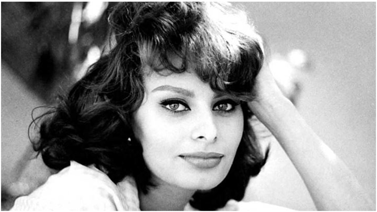 Όταν η Sophia Loren μάθαινε παραδοσιακούς χορούς στην Ελλάδα
