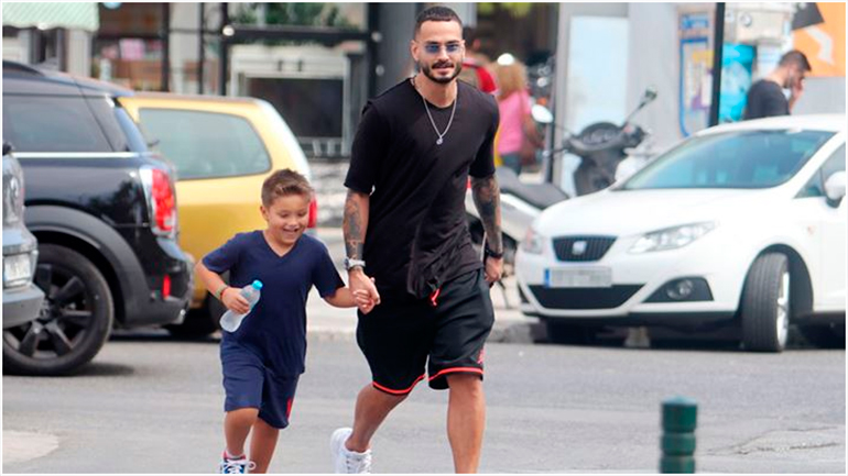 Σάββας Γκέντσογλου: Βόλτα με τον γιο του τη Γλυφάδα