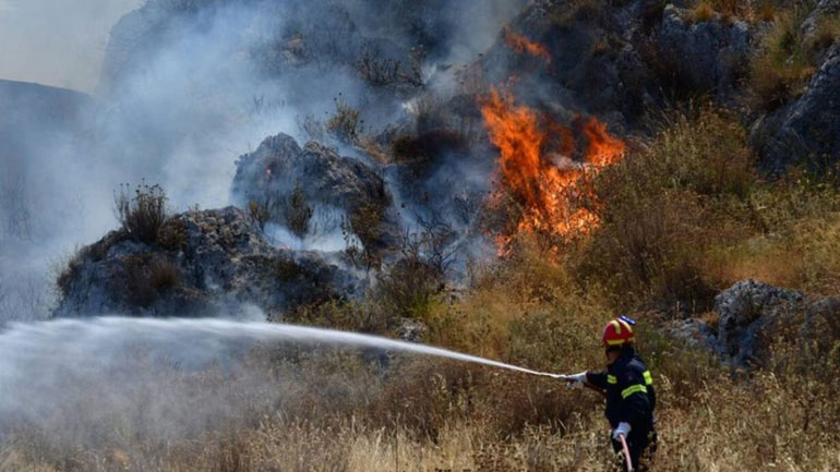 Σε εξέλιξη η πυρκαγιά στις Βολίμες Ζακύνθου – Ενισχύθηκαν οι δυνάμεις της Πυροσβεστικής