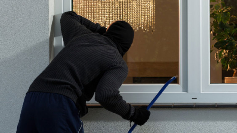 Χειροπέδες σε δύο μετανάστες για πέντε διαρρήξεις στο Ηράκλειο