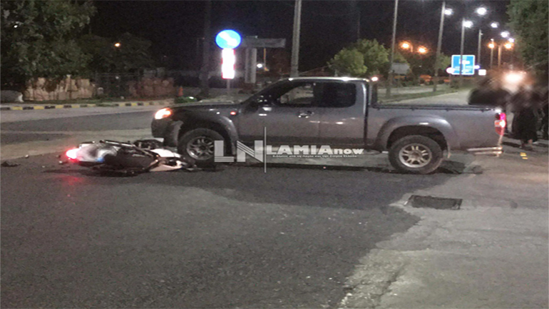 Λαμία: Σφοδρή σύγκρουση μηχανής με αγροτικό – Στο νοσοκομείο ο αναβάτης