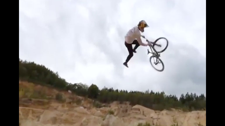 Χειριστής drone πίσω από έναν ποδηλάτη