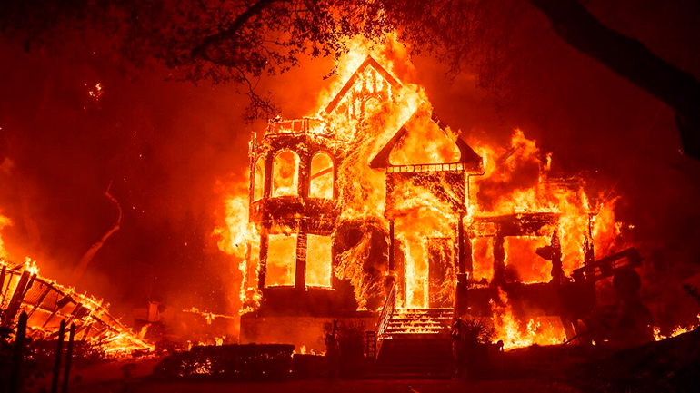 Νέα Ζηλανδία: Δεκάδες σπίτια καταστράφηκαν όταν πυρκαγιά σάρωσε χωριό