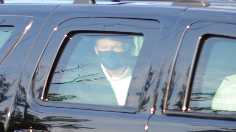 Τραμπ: Βγήκε έξω από το νοσοκομείο για να χαιρετήσει τους οπαδούς του