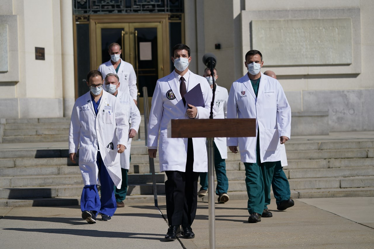 Ο γιατρός του Λευκού Οίκου, στη μέση