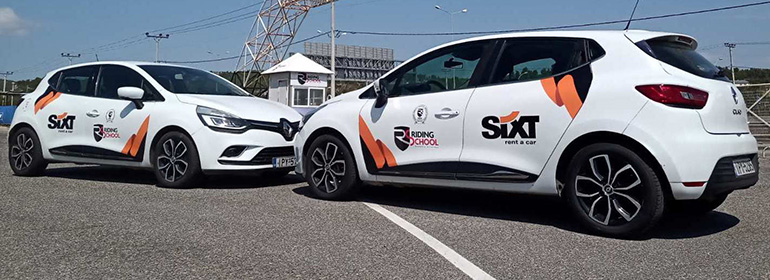 Τα δύο Renault Clio που παρέδωσε η Sixt  