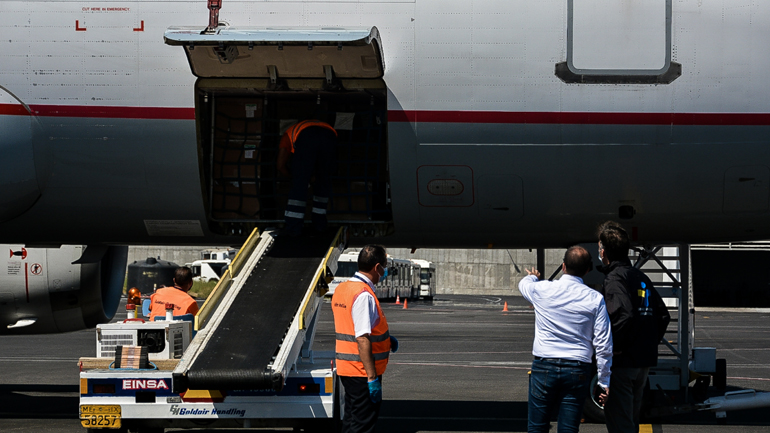 «Μπλόκο» σε πτήση Ολλανδών ακτιβιστών προς Λέσβο: Τι απαντά ο Μηταράκης