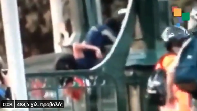 Χιλή: Δίωξη κατά αστυνομικού που έσπρωξε 16χρονο διαδηλωτή από γέφυρα Χιλή: Δίωξη κατά αστυνομικού που έσπρωξε 16χρονο διαδηλωτή από γέφυρα