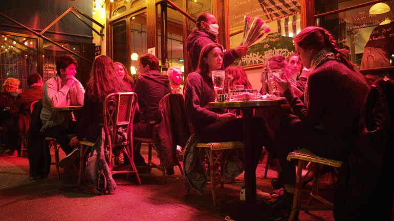 Το τελευταίο ποτό στο Παρίσι – Κλείνουν μπαρ, μπρασερί και πισίνες