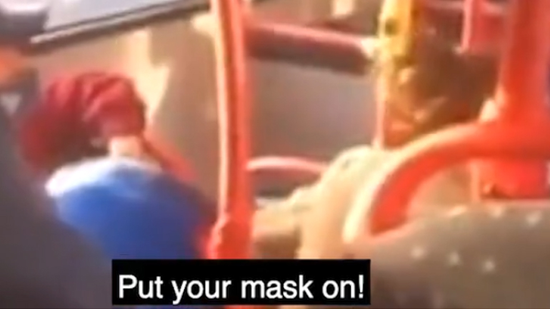 Άγριο ξύλο σε λεωφορείο για τη μάσκα στη Βρετανία: Άνδρας κλωστάει έφηβη στο κεφάλι