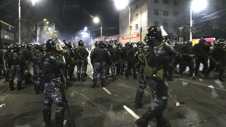 Κιργιστάν: Τουλάχιστον 16 τραυματίες στις συγκρούσεις μεταξύ διαδηλωτών και αστυνομικών