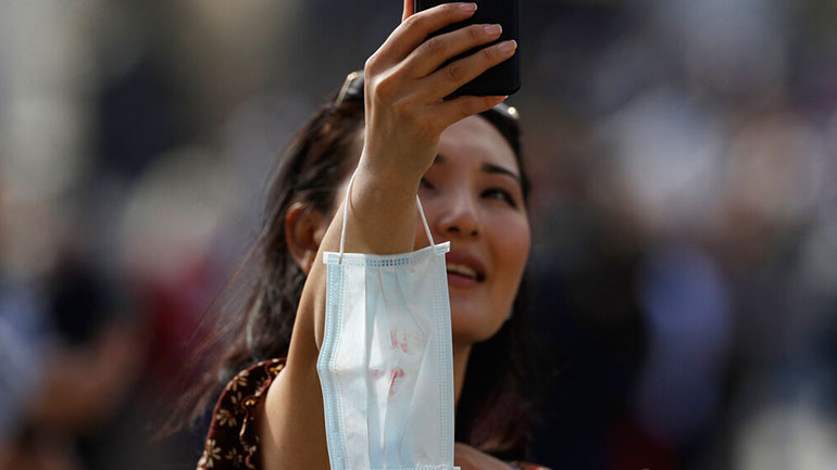 Έρευνα: Οι γυναίκες τηρούν συχνότερα από τους άνδρες τα μέτρα προστασίας για τον Covid-19