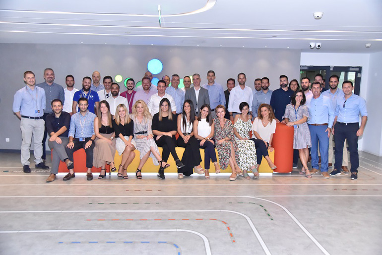 H ομάδα πωλήσεων των καταστημάτων PLAY