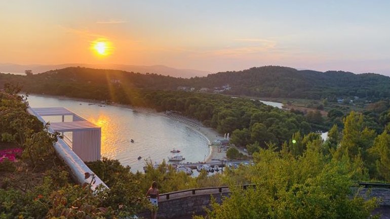 Οδοιπορικό στη νησιώτικη «ΣΚΙΑ ΤΩΝ ΔΕΝΤΡΩΝ» στη Σκιάθο!