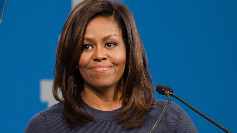 Μισέλ Ομπάμα: Ο Τραμπ είναι ρατσιστής και διασπείρει τον φόβο και τη σύγχυση