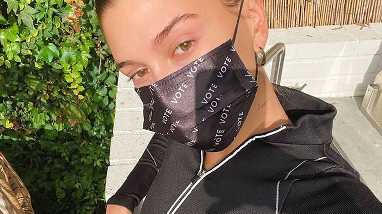 Η συμβουλή της Hailey Bieber για να αποφύγετε την ακμή που προκαλείται από τη μάσκα