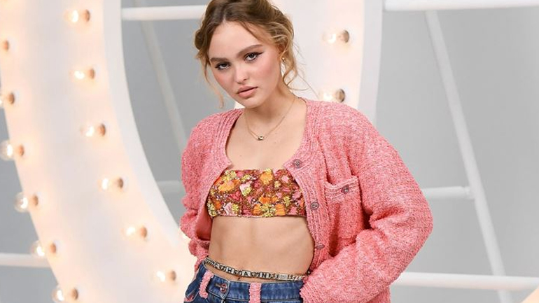 Lily Rose Depp: Η stylish εμφάνιση της κόρης του Johnny Depp στο show της Chanel στο Παρίσι