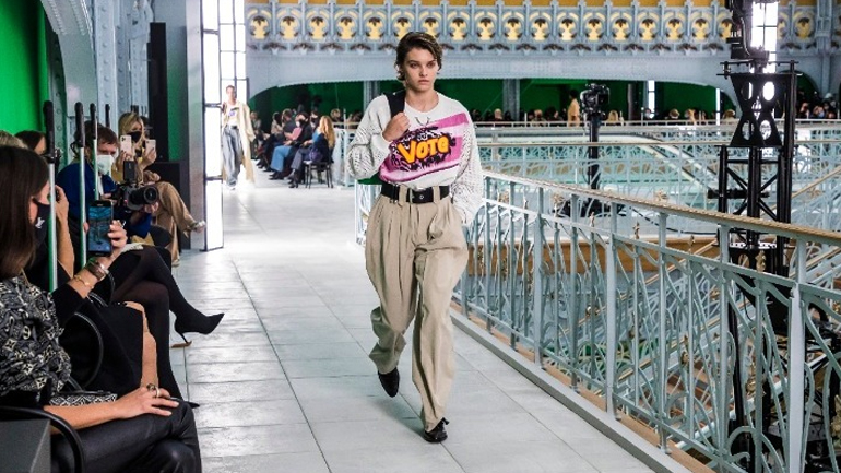 Το σύνθημα «Ψηφίστε» στη συλλογή του Louis Vuitton