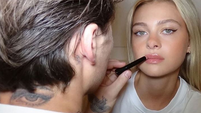 Η Nicola Peltz δοκιμάζει κραγιόν από τη νέα beauty συλλογή της Victoria Beckham με τη βοήθεια του Brooklyn