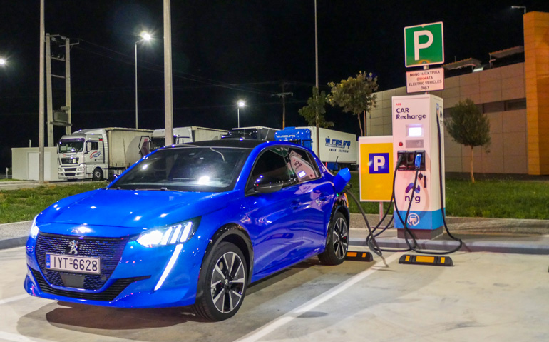 Το αμιγώς ηλεκτρικό Peugeot e-208 εφοδιάζεται με μπαταρίες χωρητικότητας 50kWh (στη φωτογραφία φορτίζουμε στα ΣΕΑ Αταλάντης - στην επιστροφή). To κόστος φόρτισης σε ταχυφορτιστή στην εθνική οδό κοστίζει 2,5 ευρώ με τη σύνδεση και 0,25€ για κάθε επιπλέον λεπτό φόρτισης…