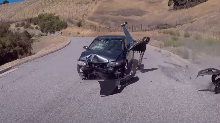 Μετωπική σύγκρουση μεταξύ μοτοσικλέτας και αυτοκινήτου